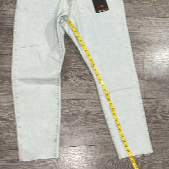 NWT Levi’s Premium Wedgie High Rise Raw Hem Light Wash Denim Jeans 33 - Picture 10 of 16